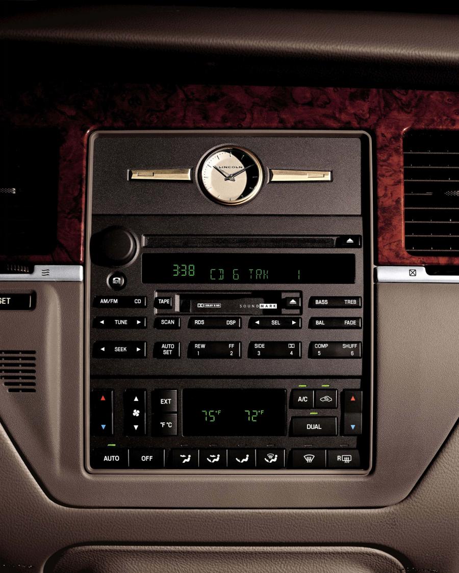  Lincoln Town Car 2003 года  (фото 40 из 68)